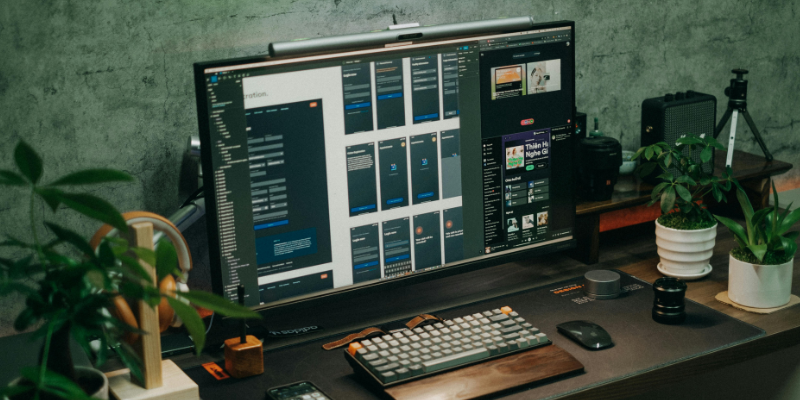 computador sobre uma mesa